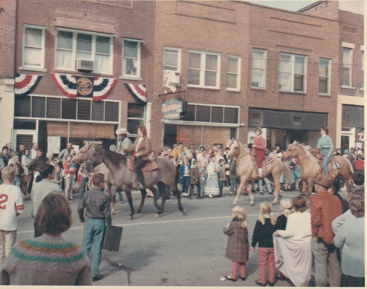 Looking Back: Sesquicentennial parade